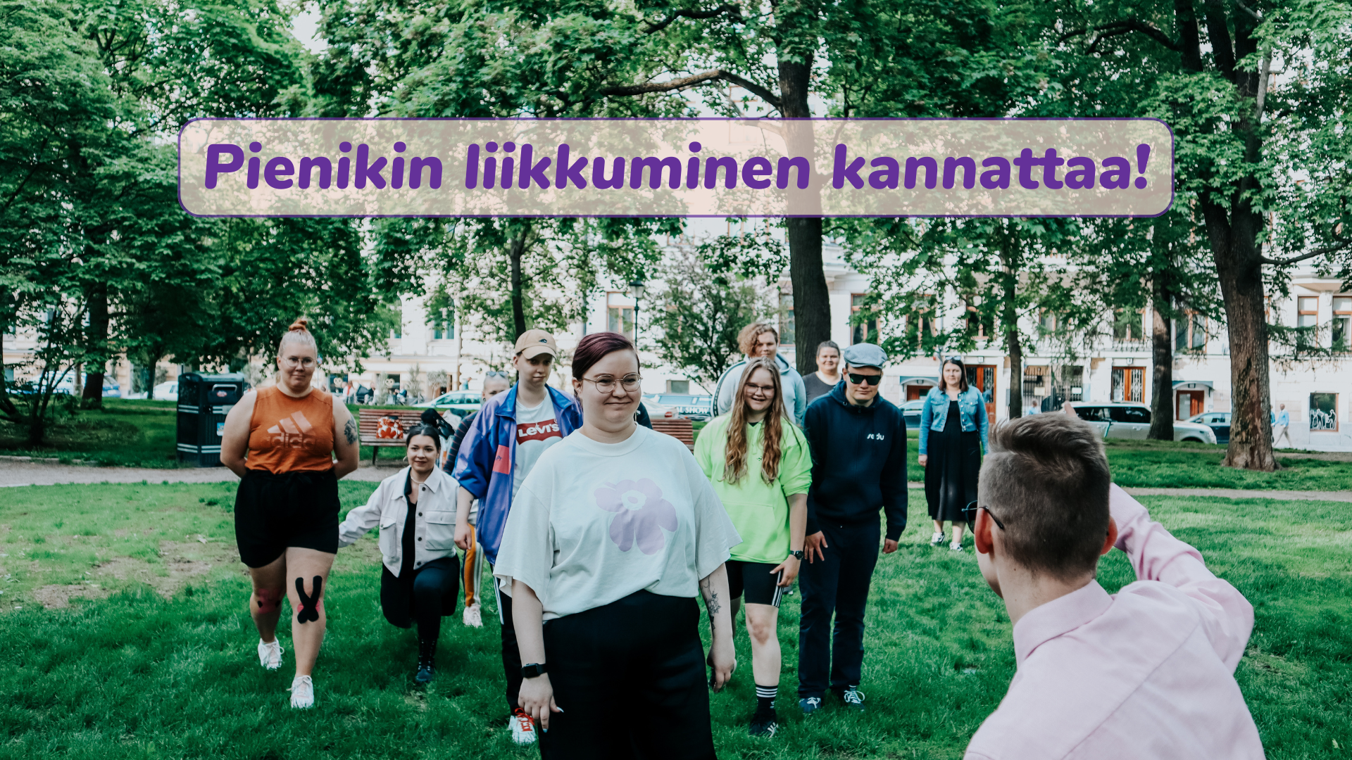 kuvassa amiksia pelaamassa pihapelejä. Kuvassa teksti "Pienikin liikkuminen kannattaa!"